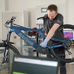 Arhiv: Zlato priznanje gorenjske zbornice Podkrižniku za razvoj pogona za e-kolo